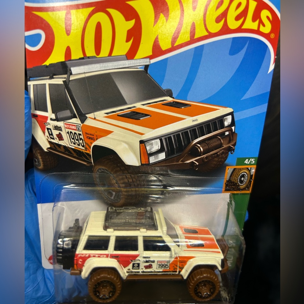 Hot Wheels '95 Jeep Cherokee 2023 TreasureHunt